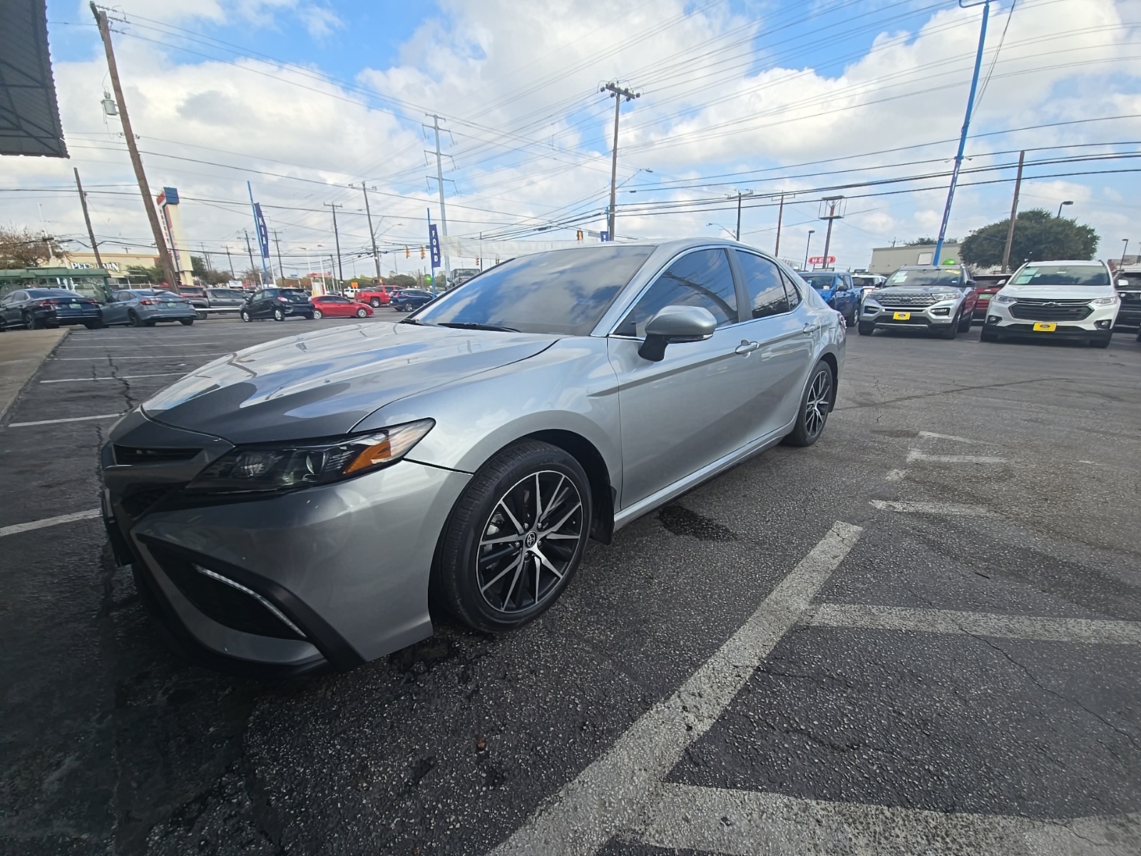 2023 Toyota Camry SE's photo