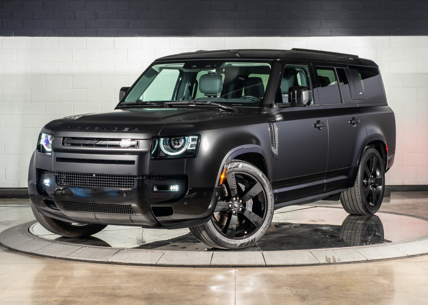 2024 Land Rover Defender X-Dynamic SE's photo