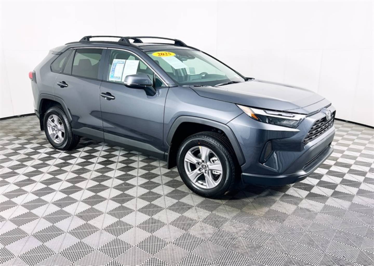 2025 Toyota RAV4 XLE's photo