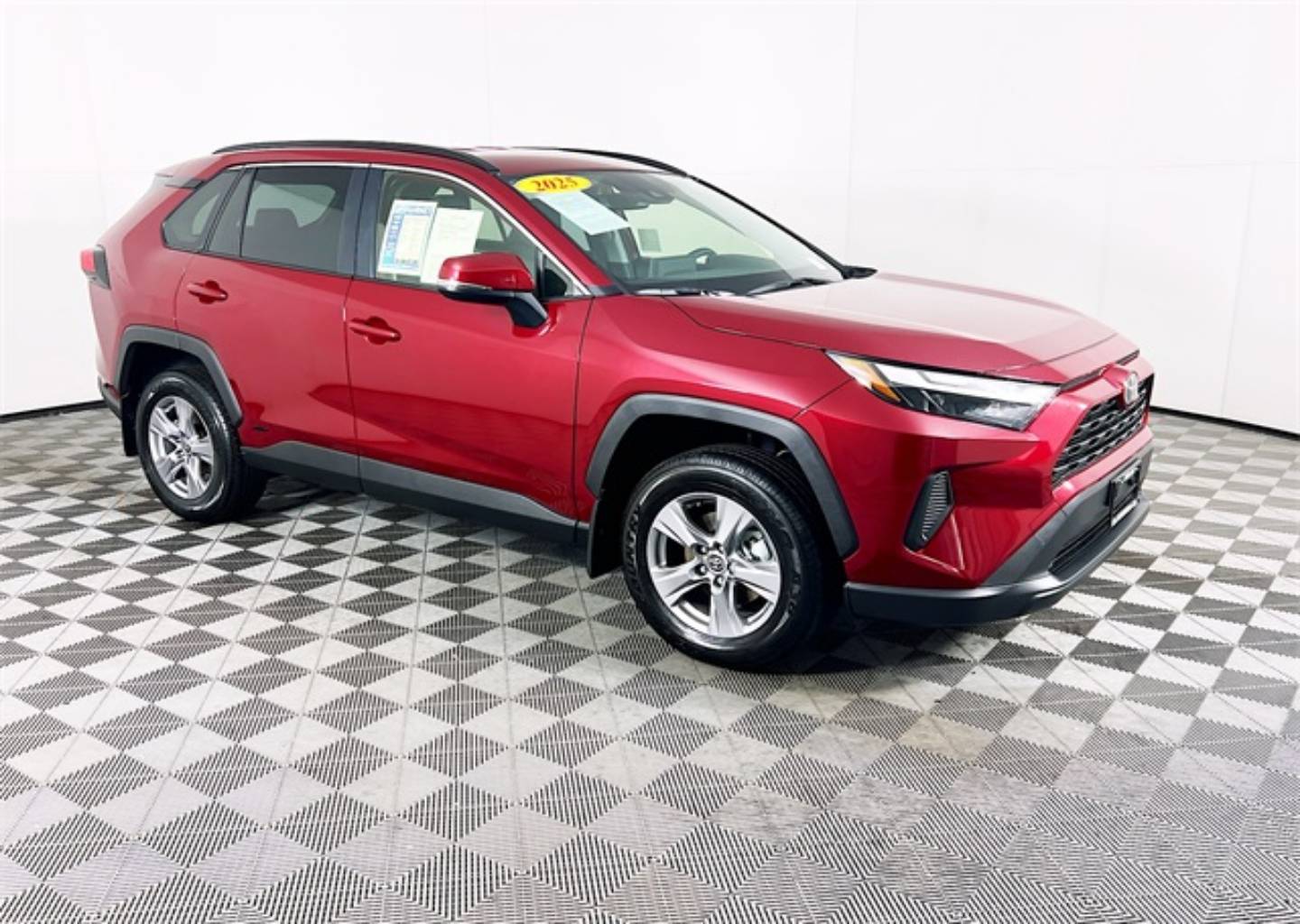 2025 Toyota RAV4 LE's photo
