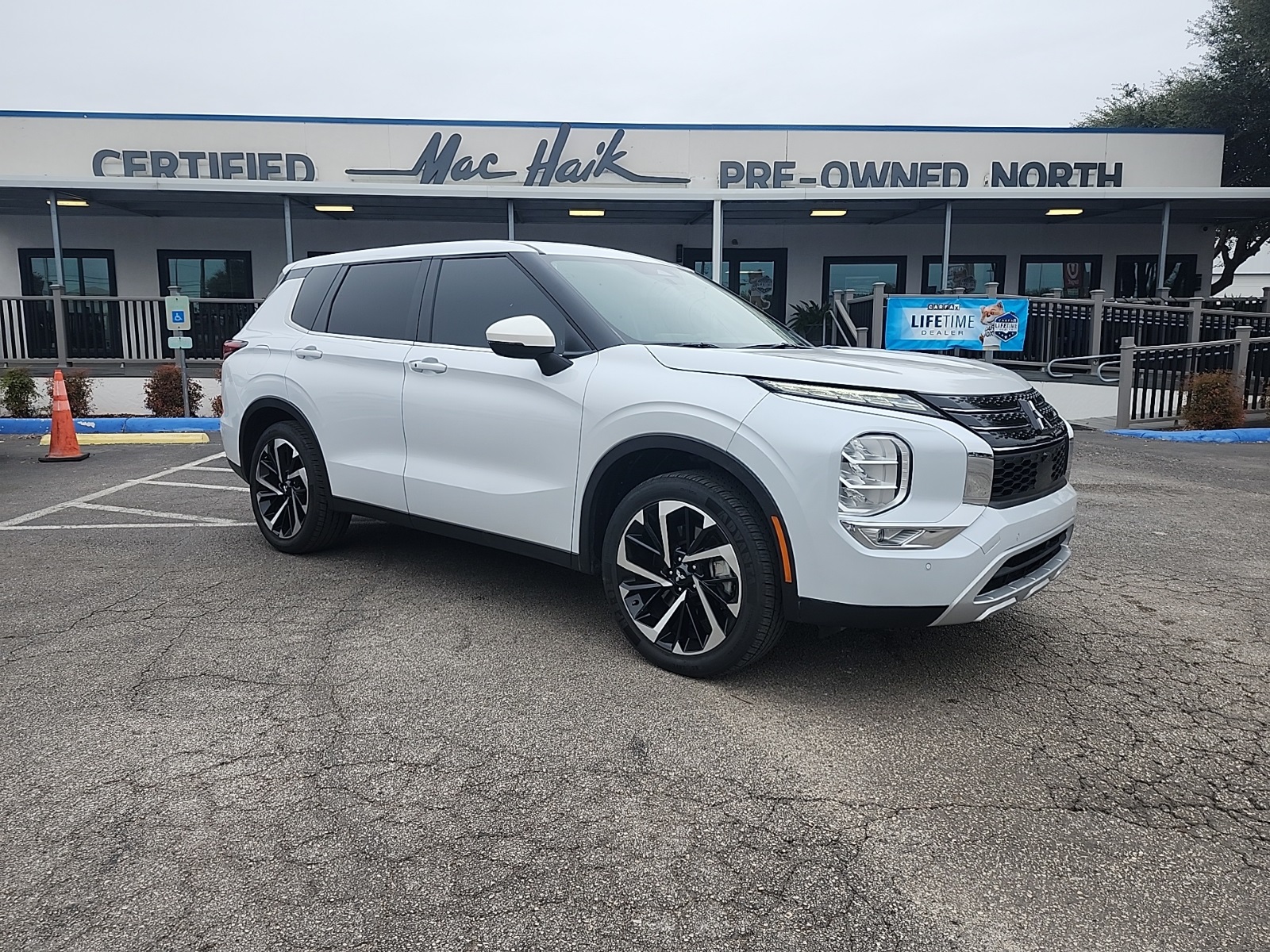 2024 Mitsubishi Outlander SE's photo