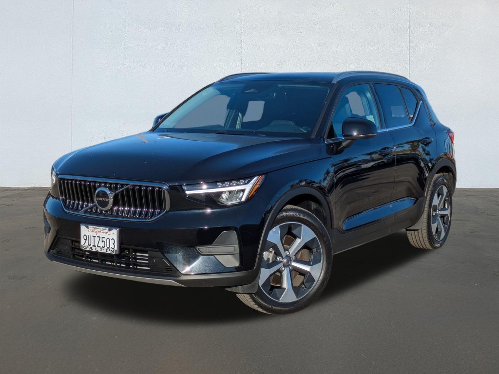 2025 Volvo XC40 B5 Core Bright Theme