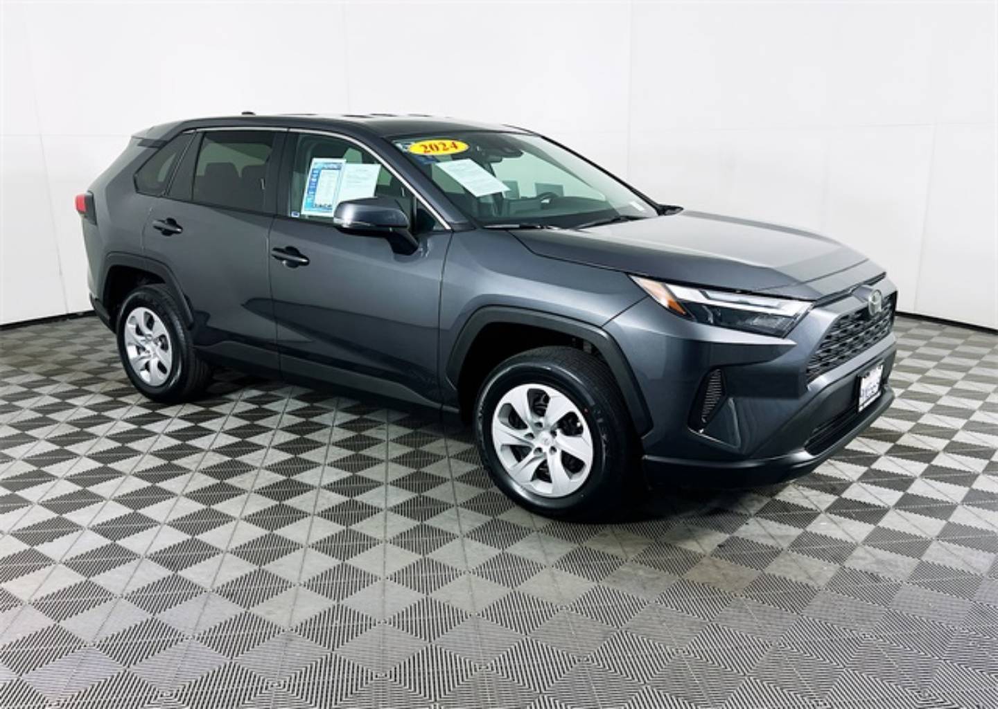 2024 Toyota RAV4 LE's photo