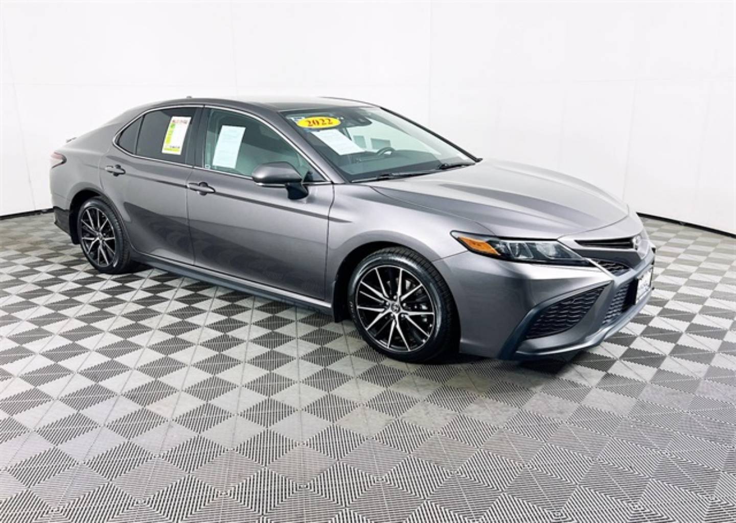 2022 Toyota Camry SE's photo