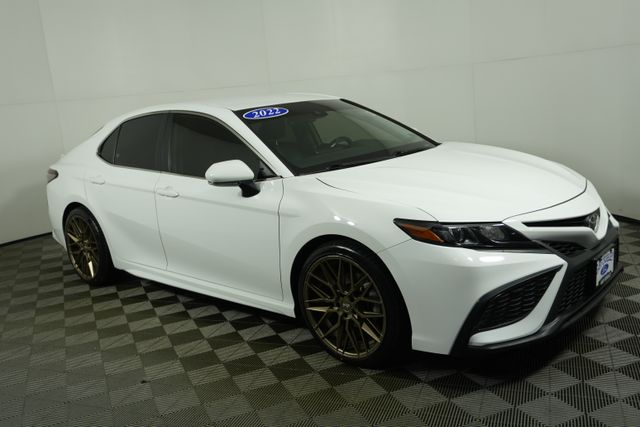 2022 Toyota Camry SE's photo