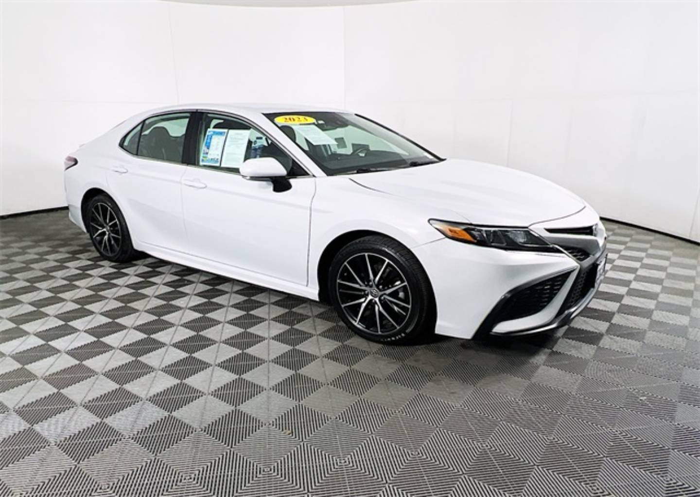 2023 Toyota Camry SE's photo