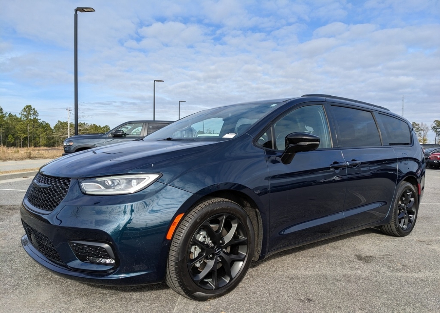 2024 Chrysler Pacifica Limited's photo