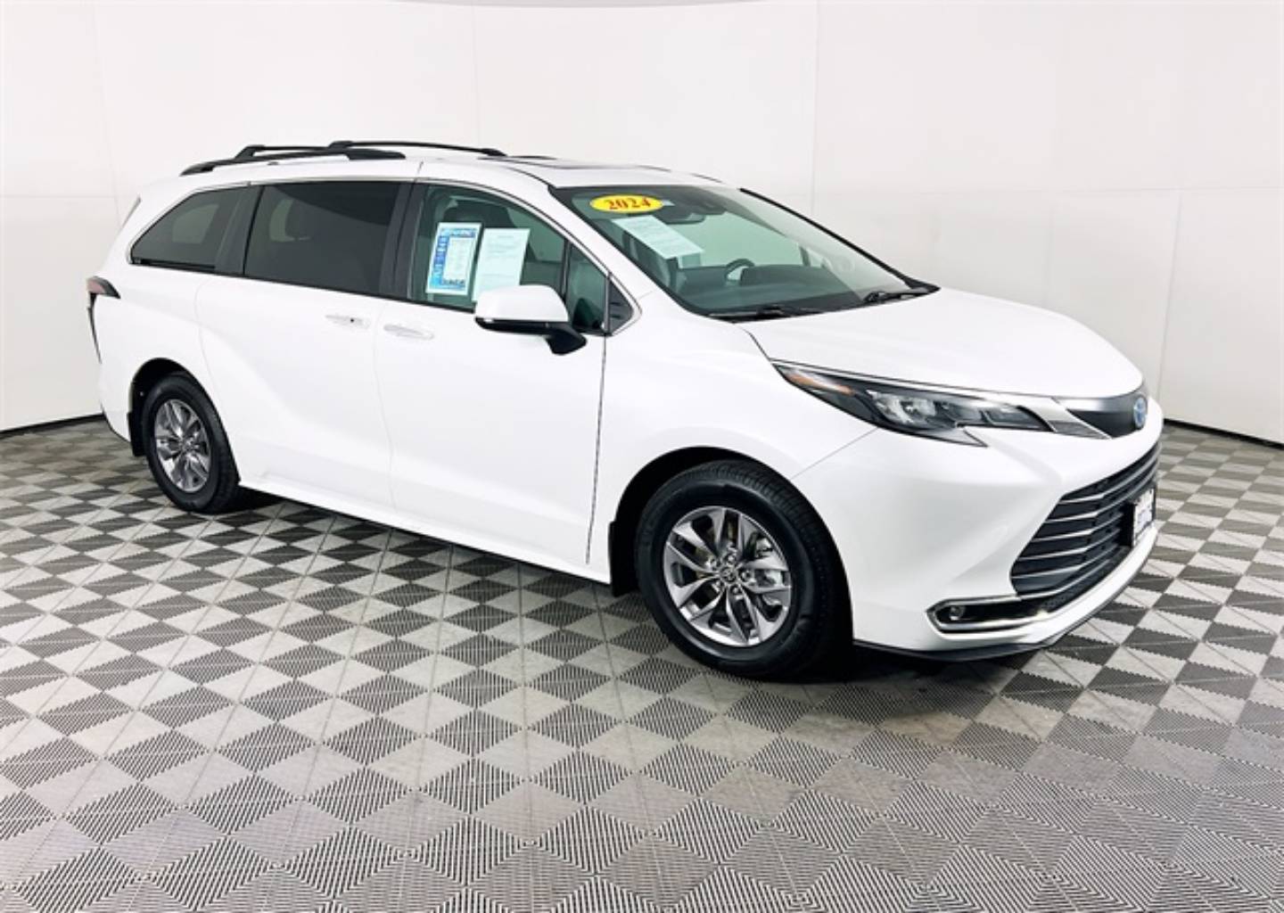 2024 Toyota Sienna XLE's photo