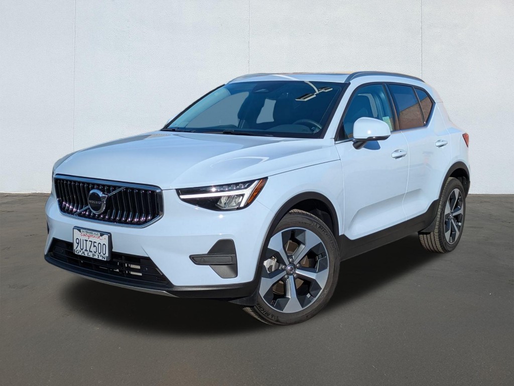 2025 Volvo XC40 B5 Core Bright Theme