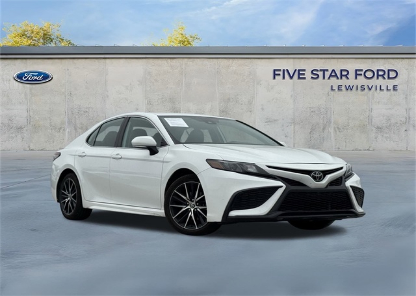 2024 Toyota Camry SE's photo