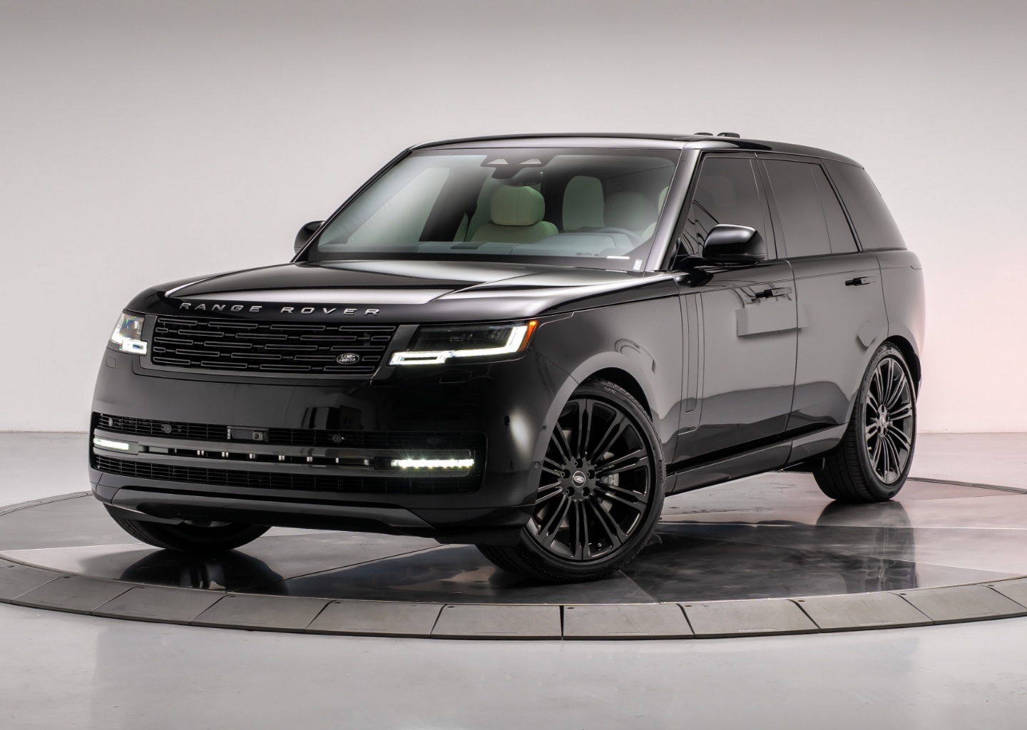 2025 Land Rover Range Rover SE's photo