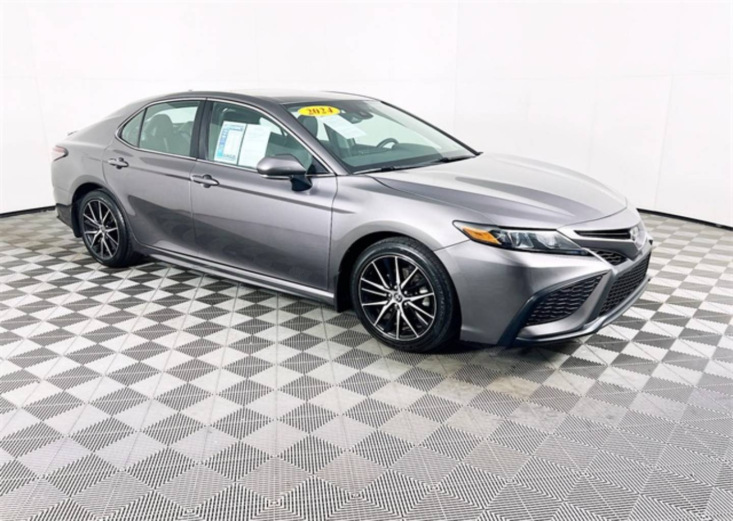 2024 Toyota Camry SE's photo