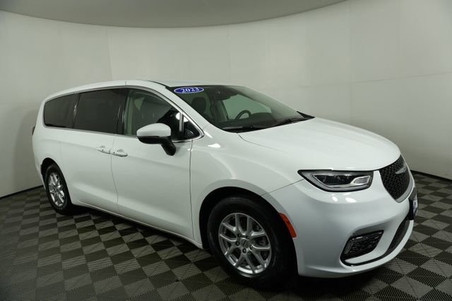 2023 Chrysler Pacifica Touring L's photo