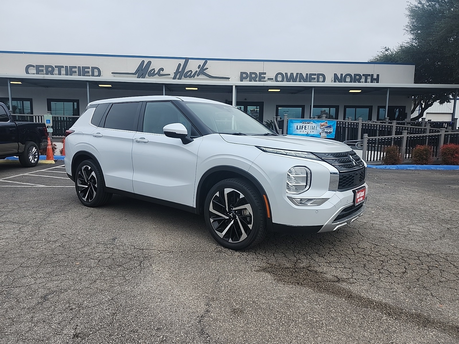 2023 Mitsubishi Outlander SE's photo