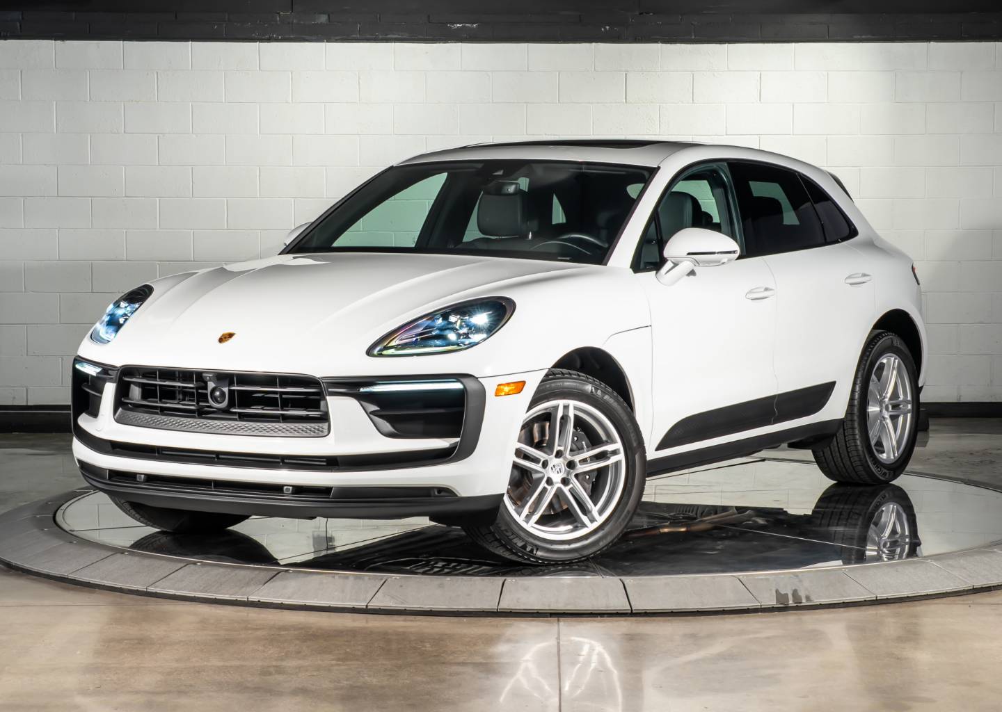 2025 Porsche Macan -'s photo