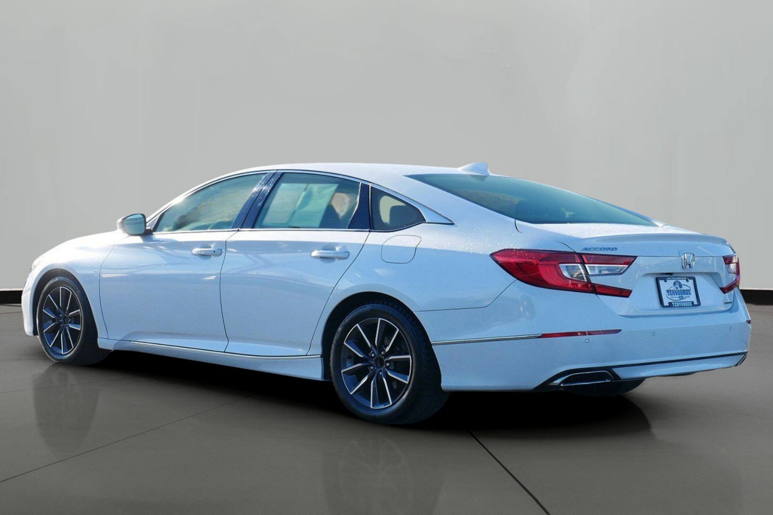 Used 2018 Honda Accord Touring with VIN 1HGCV1F9XJA053909 for sale in St. Cloud, Minnesota