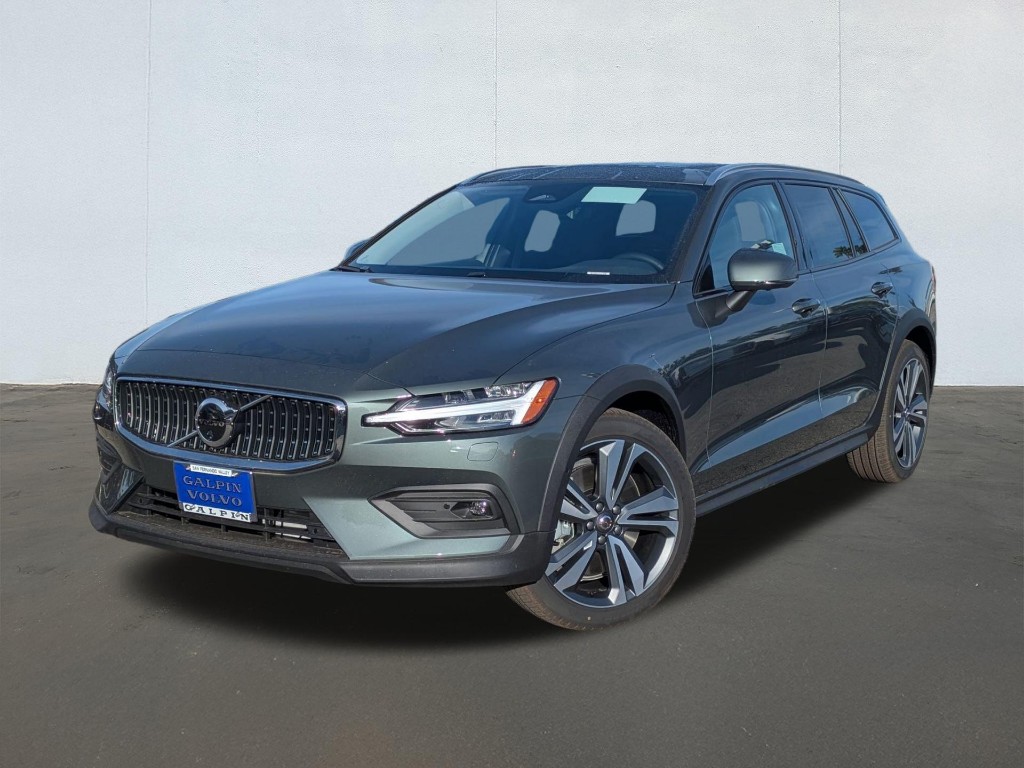 2026 Volvo V60 Cross Country Plus, B5 AWD Gas (mild hybrid)