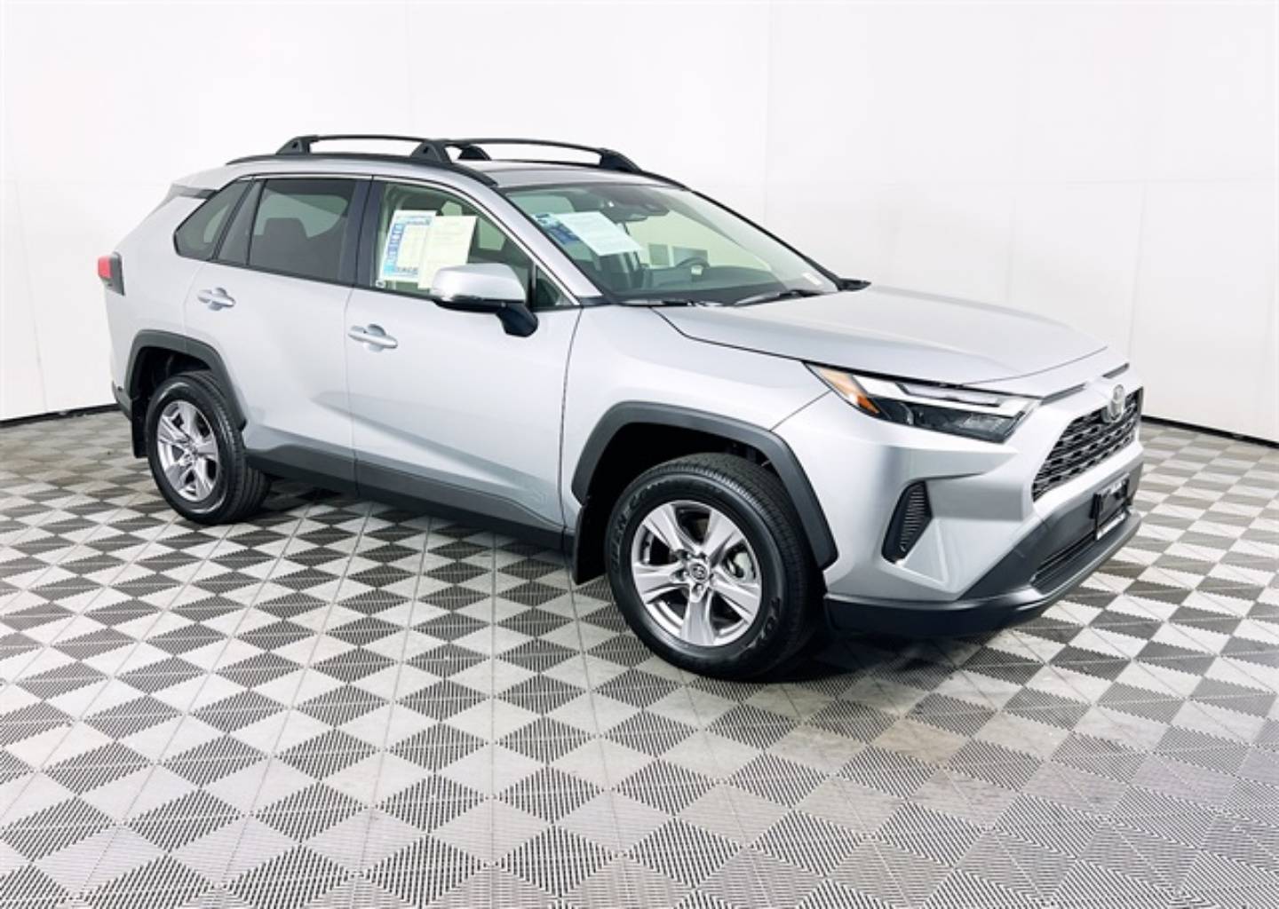 2025 Toyota RAV4 XLE's photo
