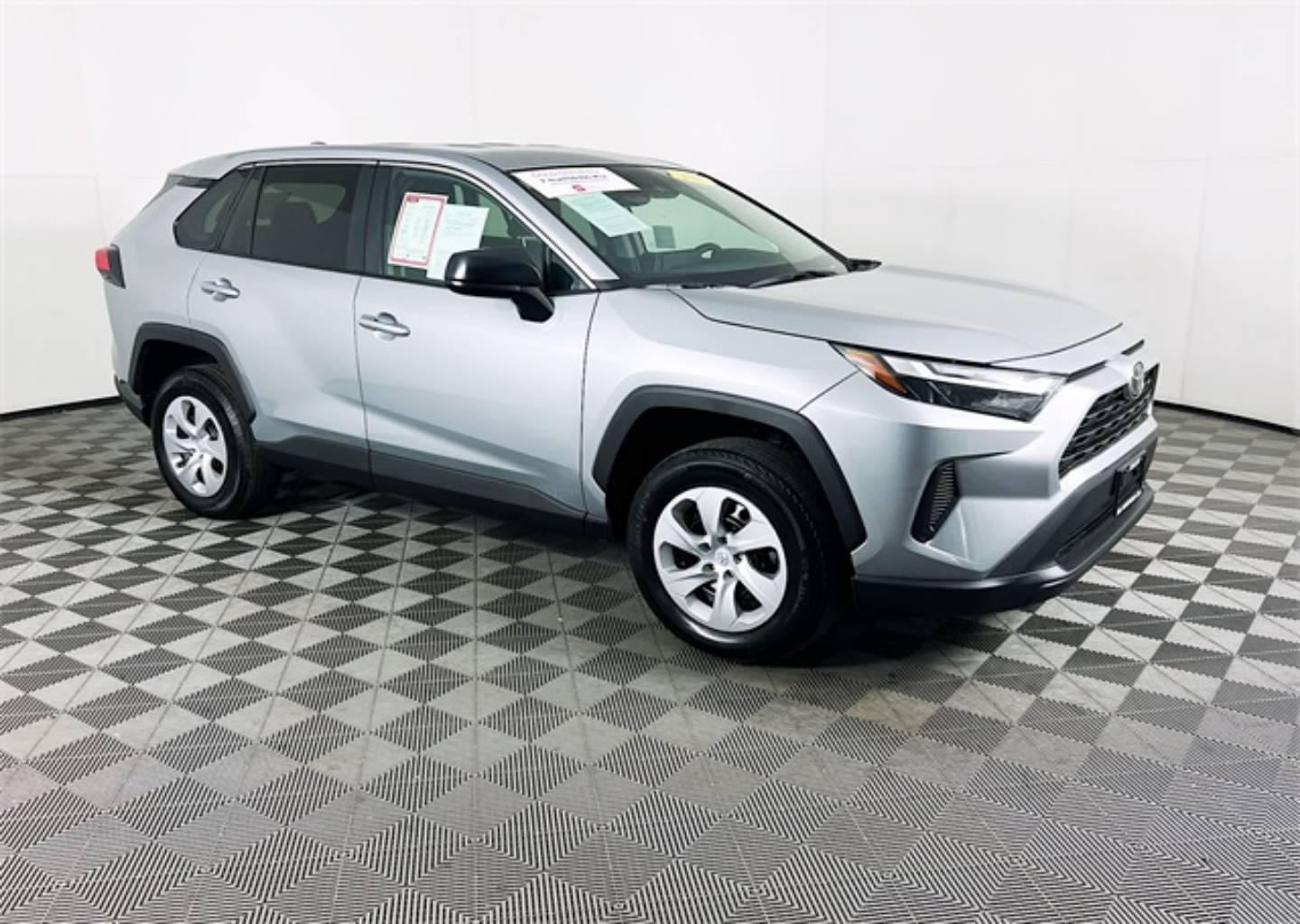 2025 Toyota RAV4 LE's photo