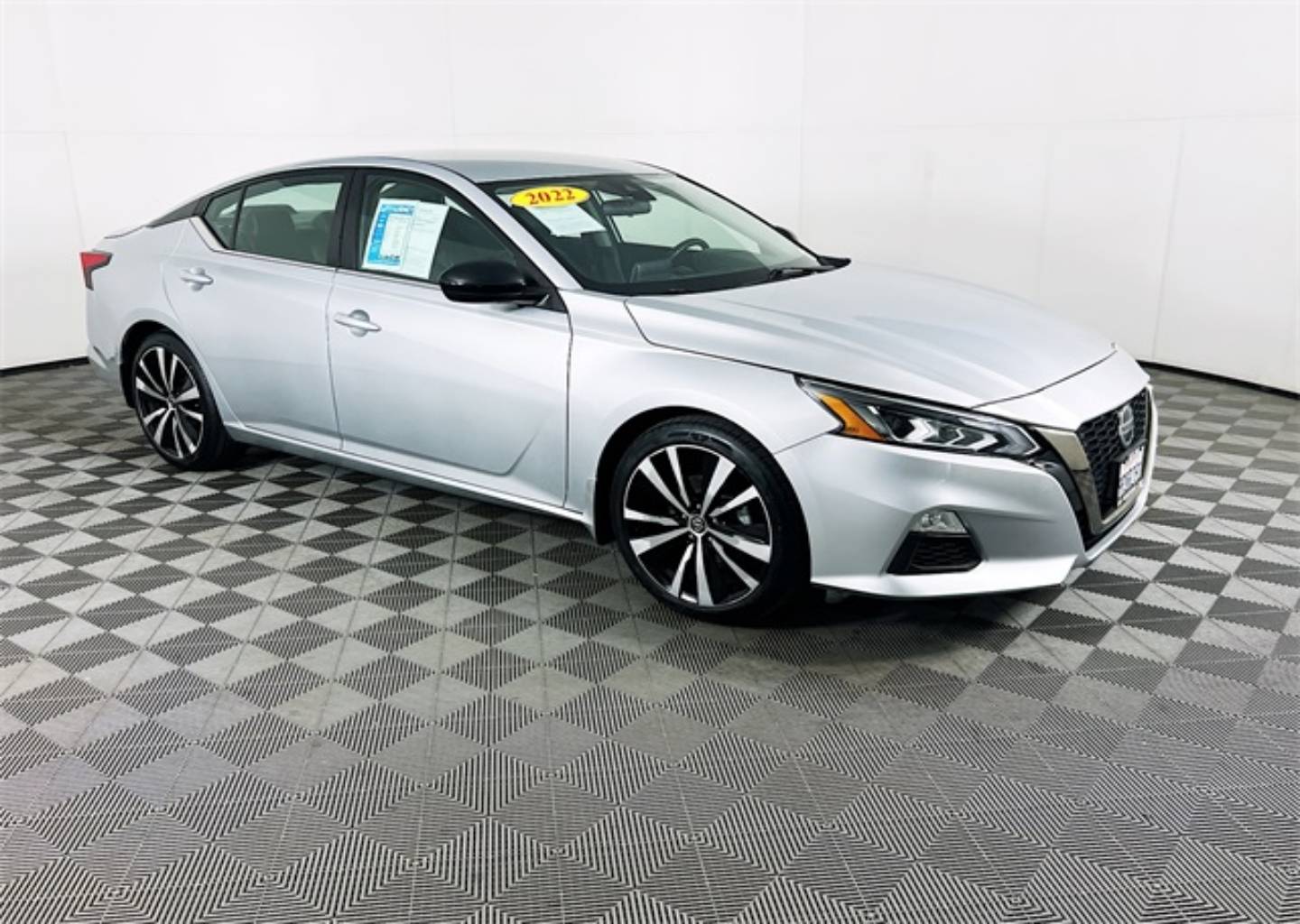 2022 Nissan Altima SR's photo