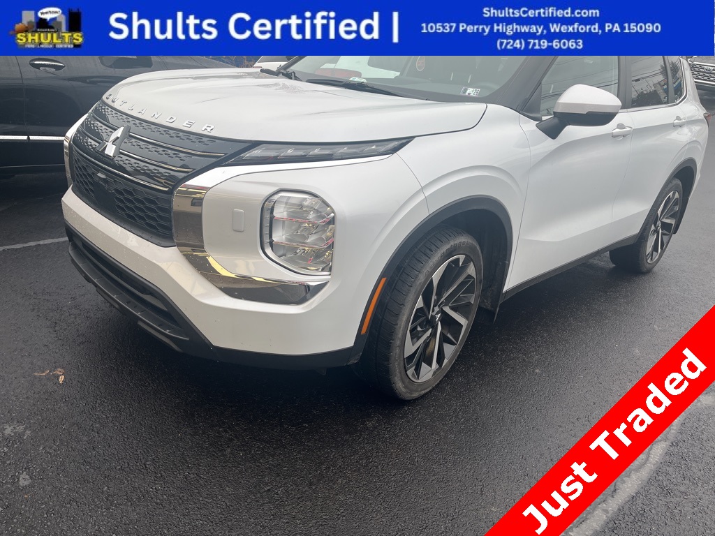 2022 Mitsubishi Outlander ES's photo