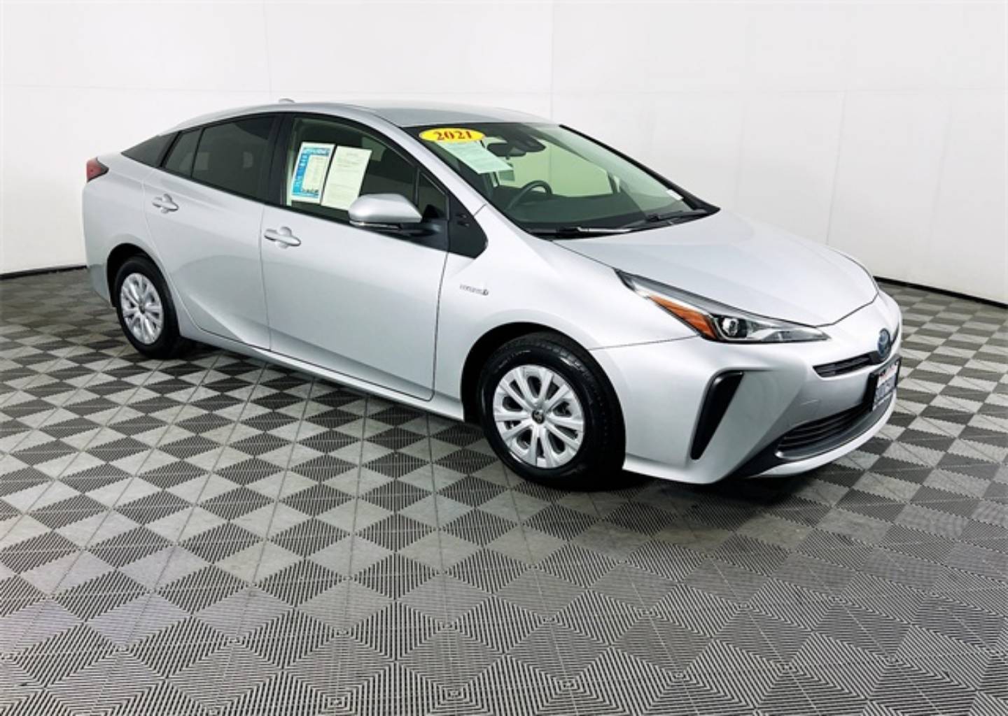 2021 Toyota Prius L Eco's photo