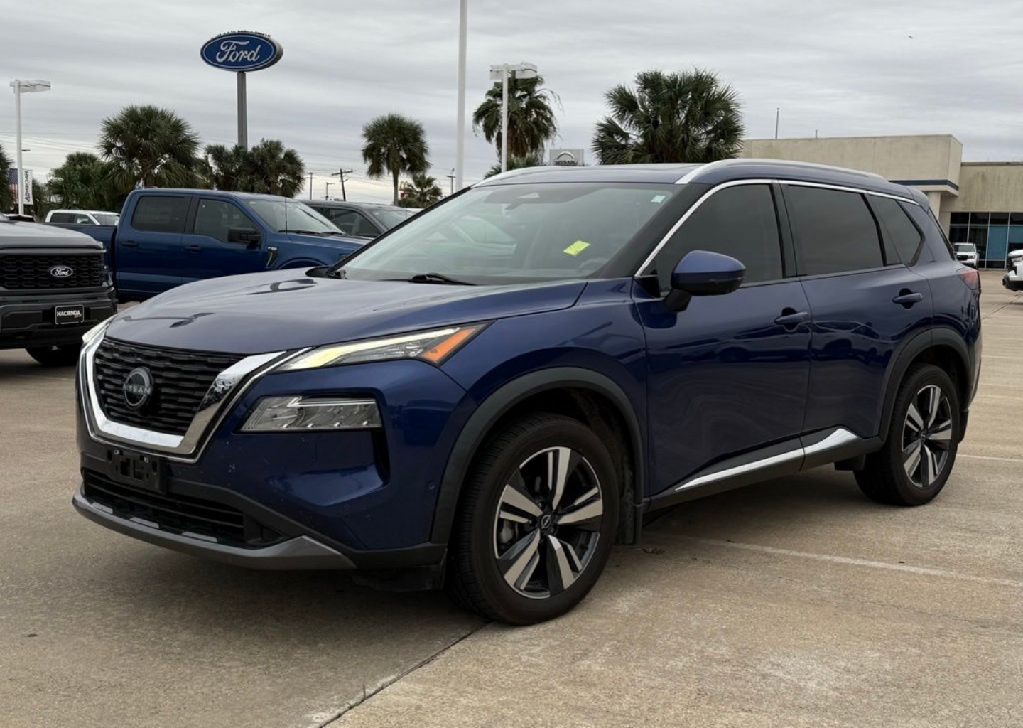 2023 Nissan Rogue SL's photo