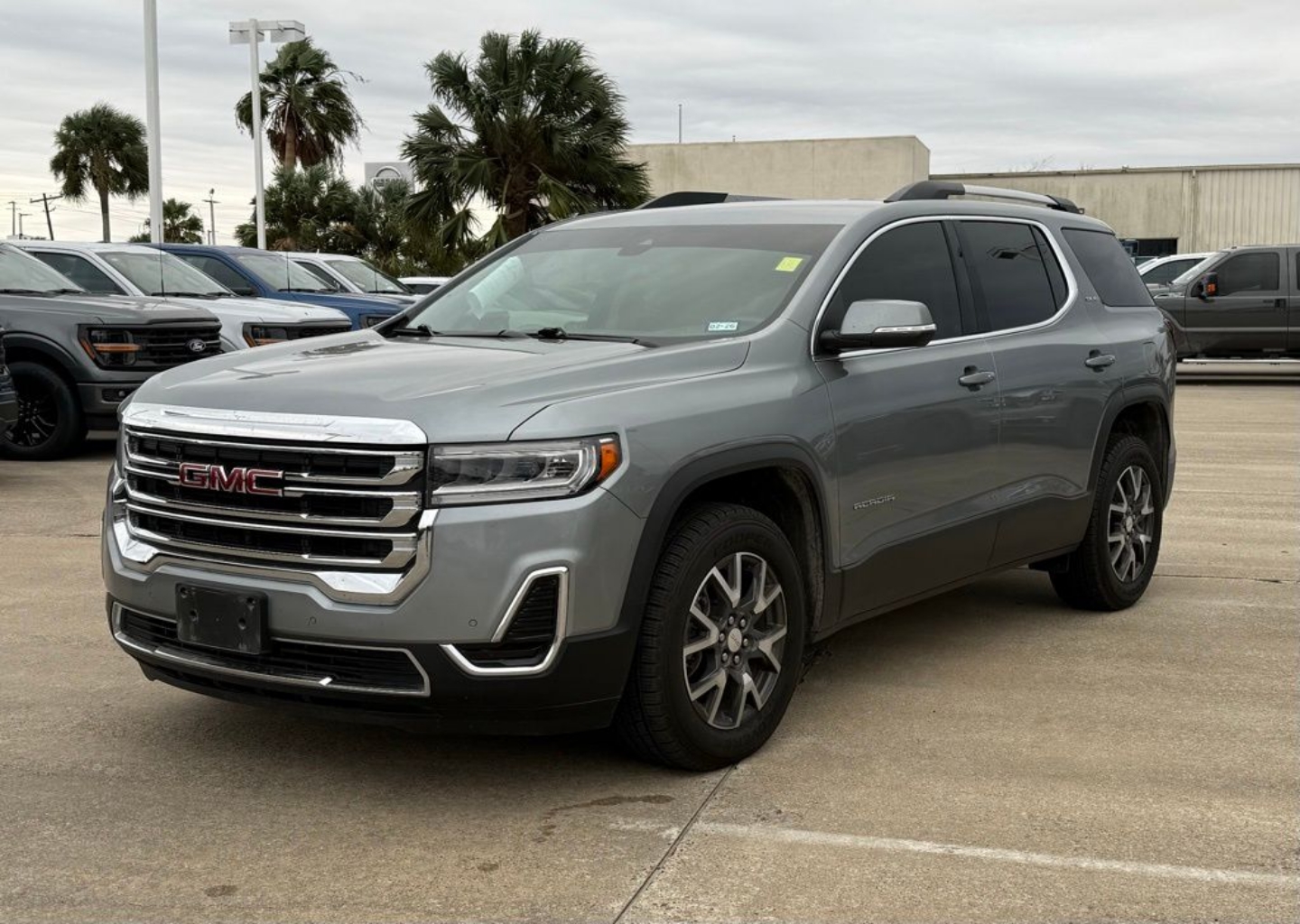 2023 GMC Acadia SLE's photo