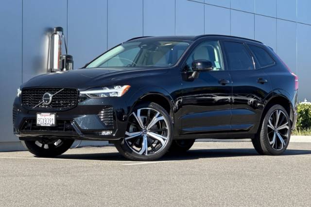 2023 Volvo XC60 B5 Ultimate Dark Theme