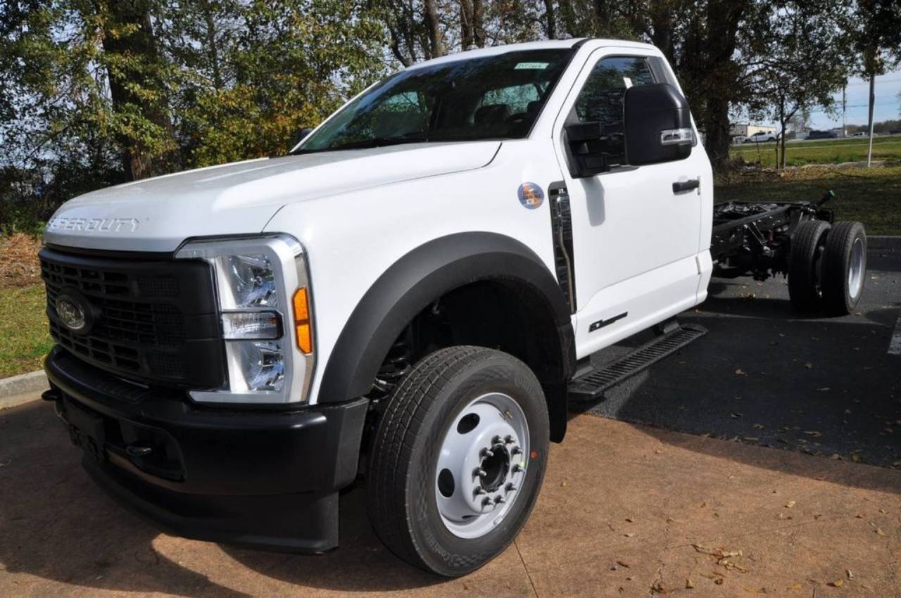 2024 Ford F-550 Super Duty Chassis Cab XL's photo