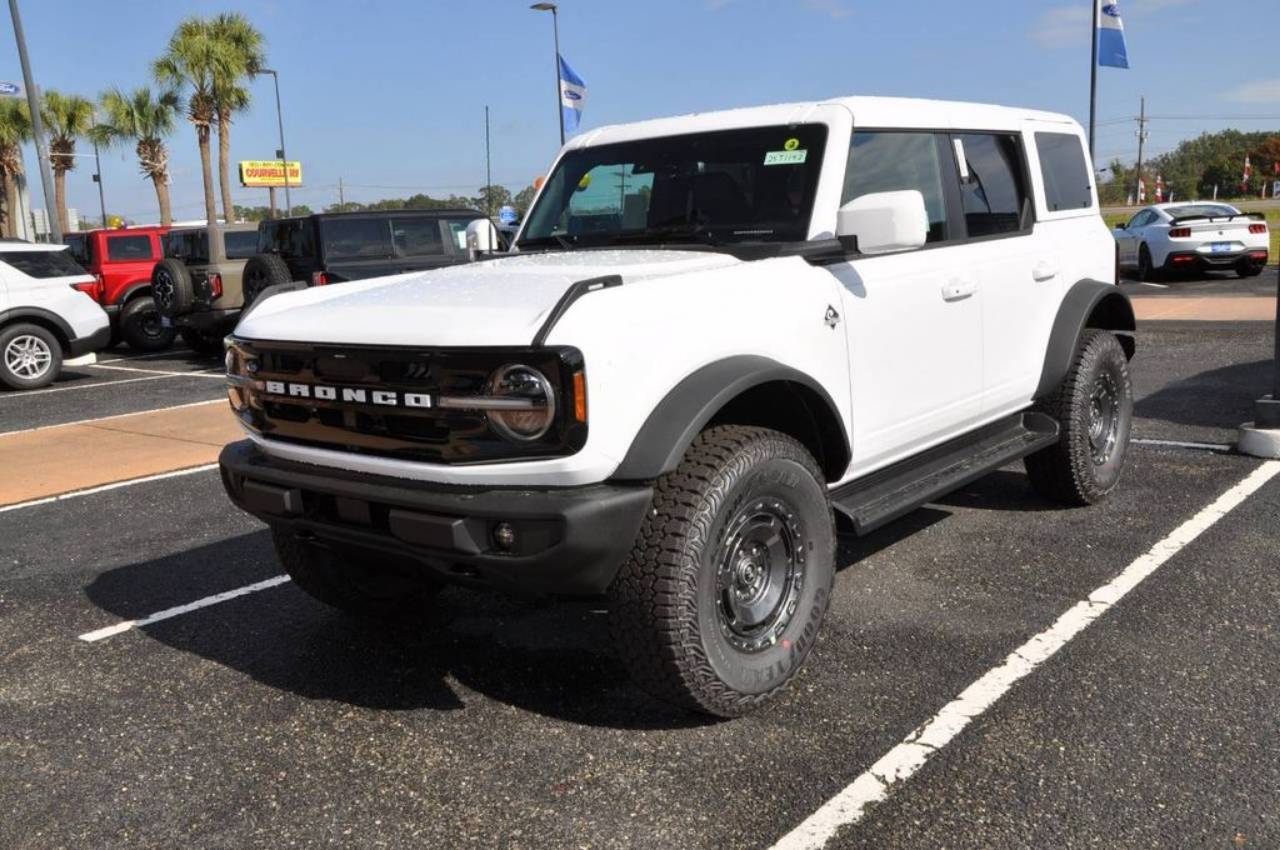 2025 Ford Bronco 4-Door Outer Banks's photo