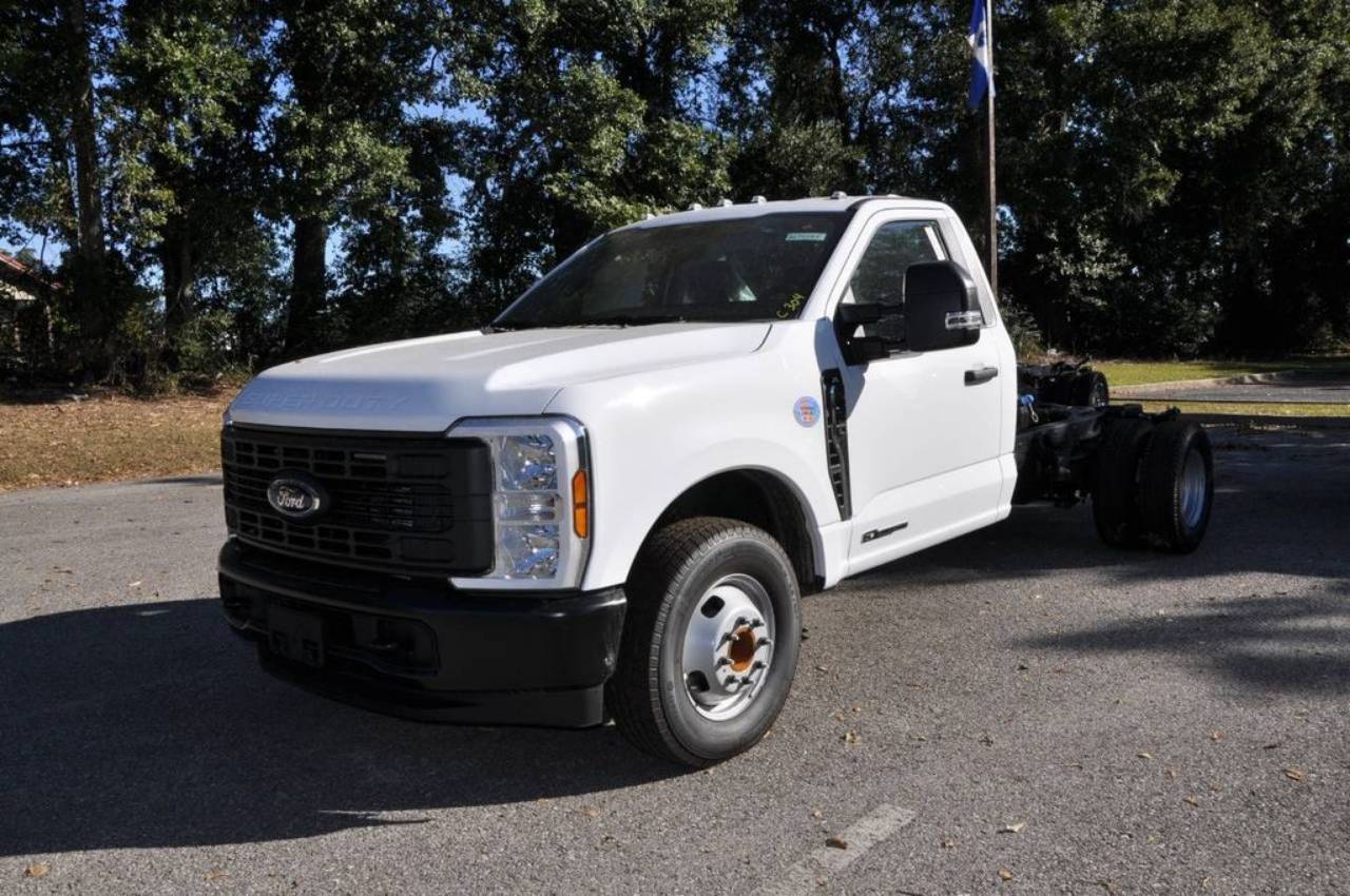 2026 Ford F-350 Super Duty Chassis Cab XL's photo