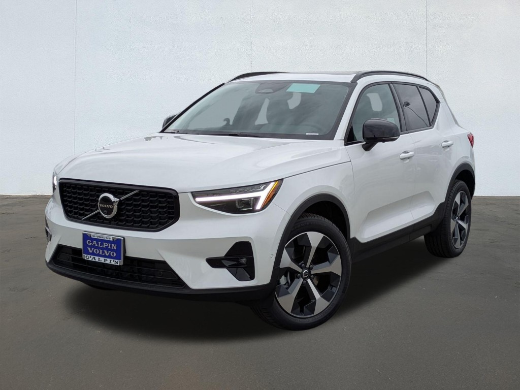 2026 Volvo XC40 B4 Plus Dark