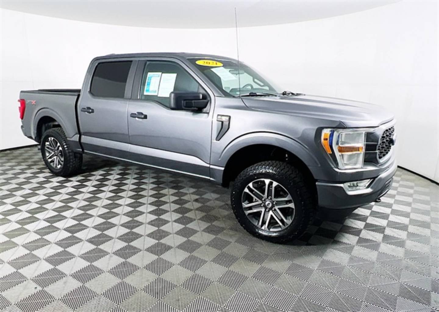 2021 Ford F-150 XL's photo