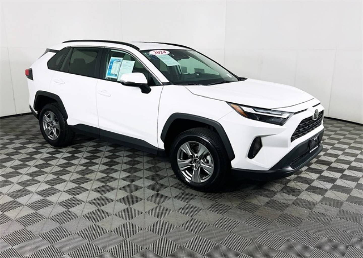 2024 Toyota RAV4 XLE's photo