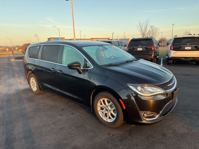 2020 Chrysler Pacifica Touring's photo