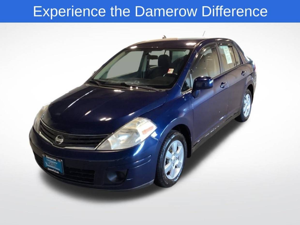 2010 Nissan Versa SL's photo
