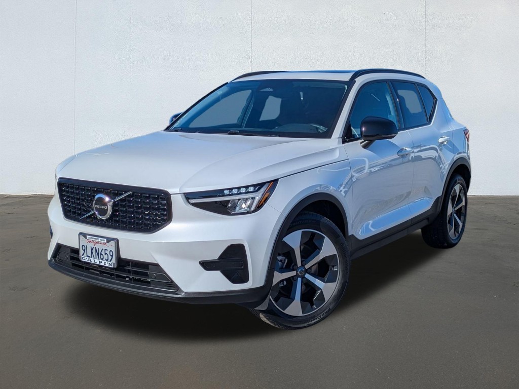 2024 Volvo XC40 B5 Core Dark Theme