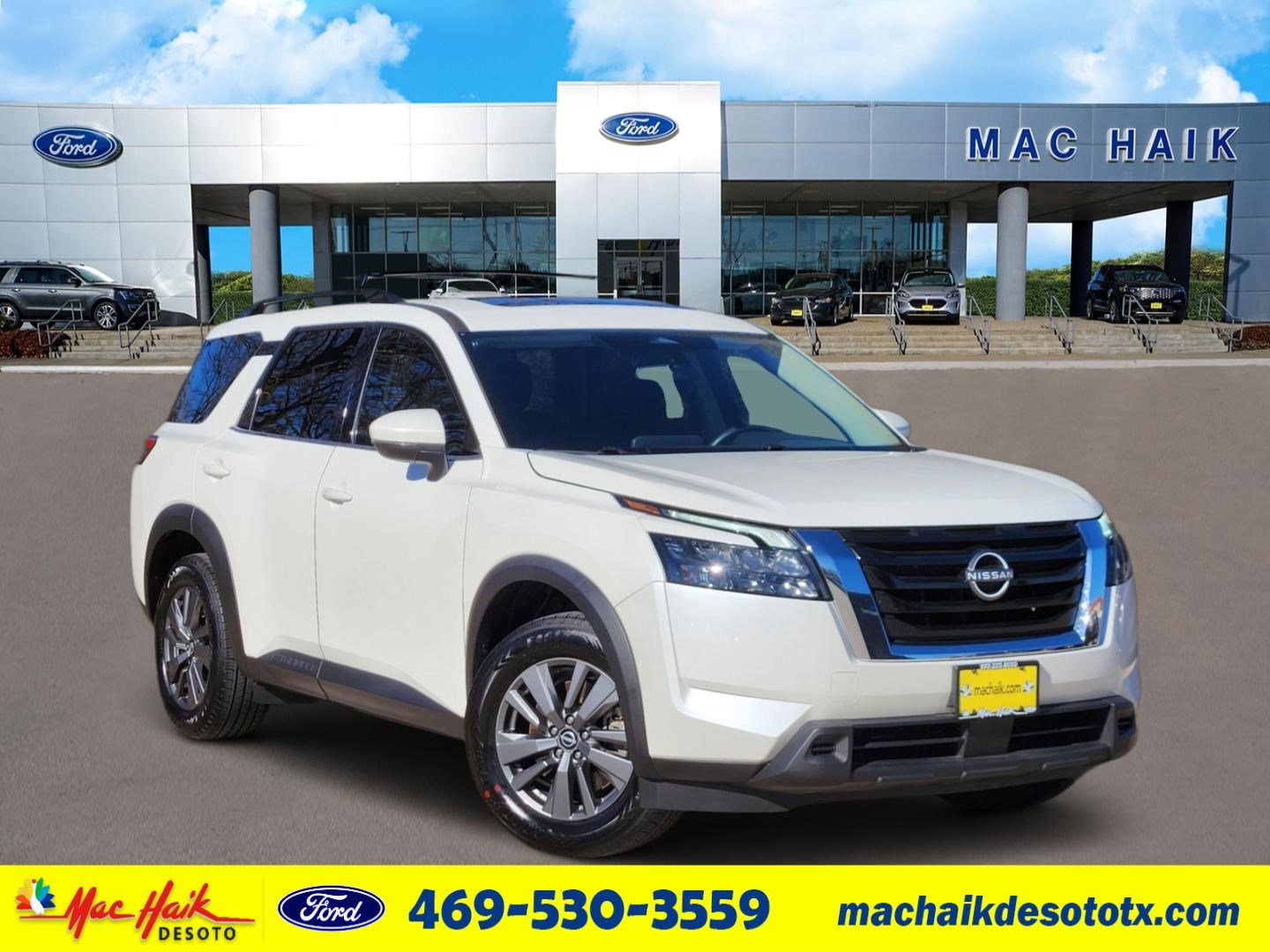 2023 Nissan Pathfinder SV's photo