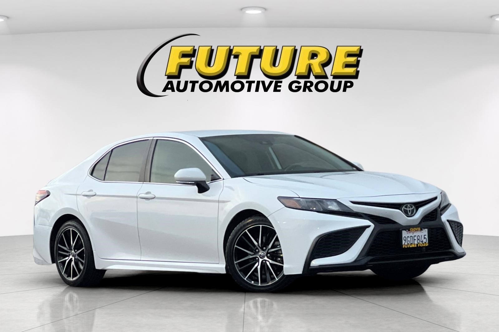 2023 Toyota Camry SE's photo