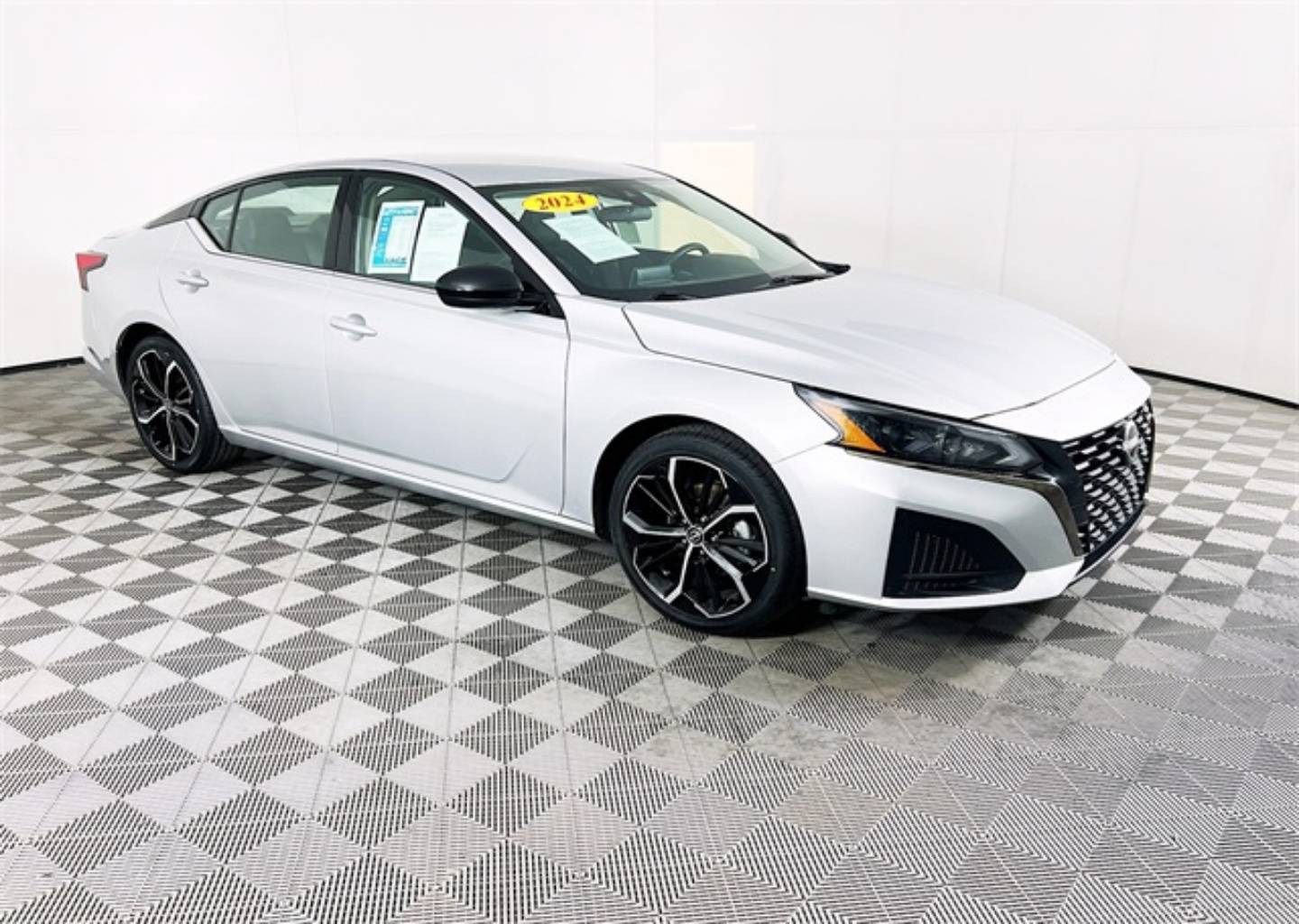 2024 Nissan Altima SR's photo