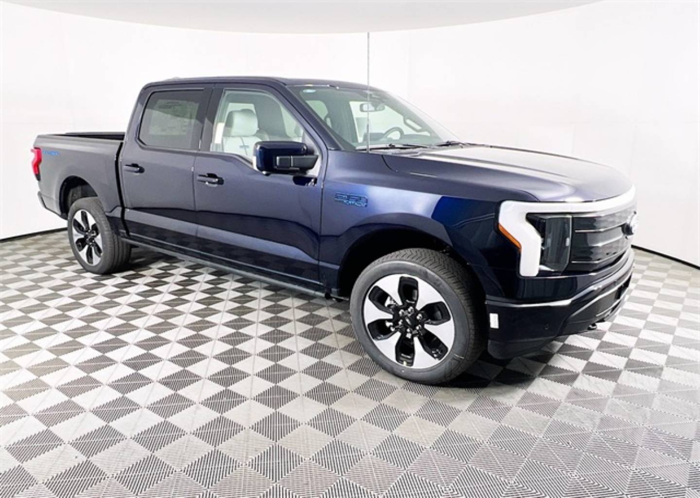 2025 Ford F-150 Lightning Platinum's photo