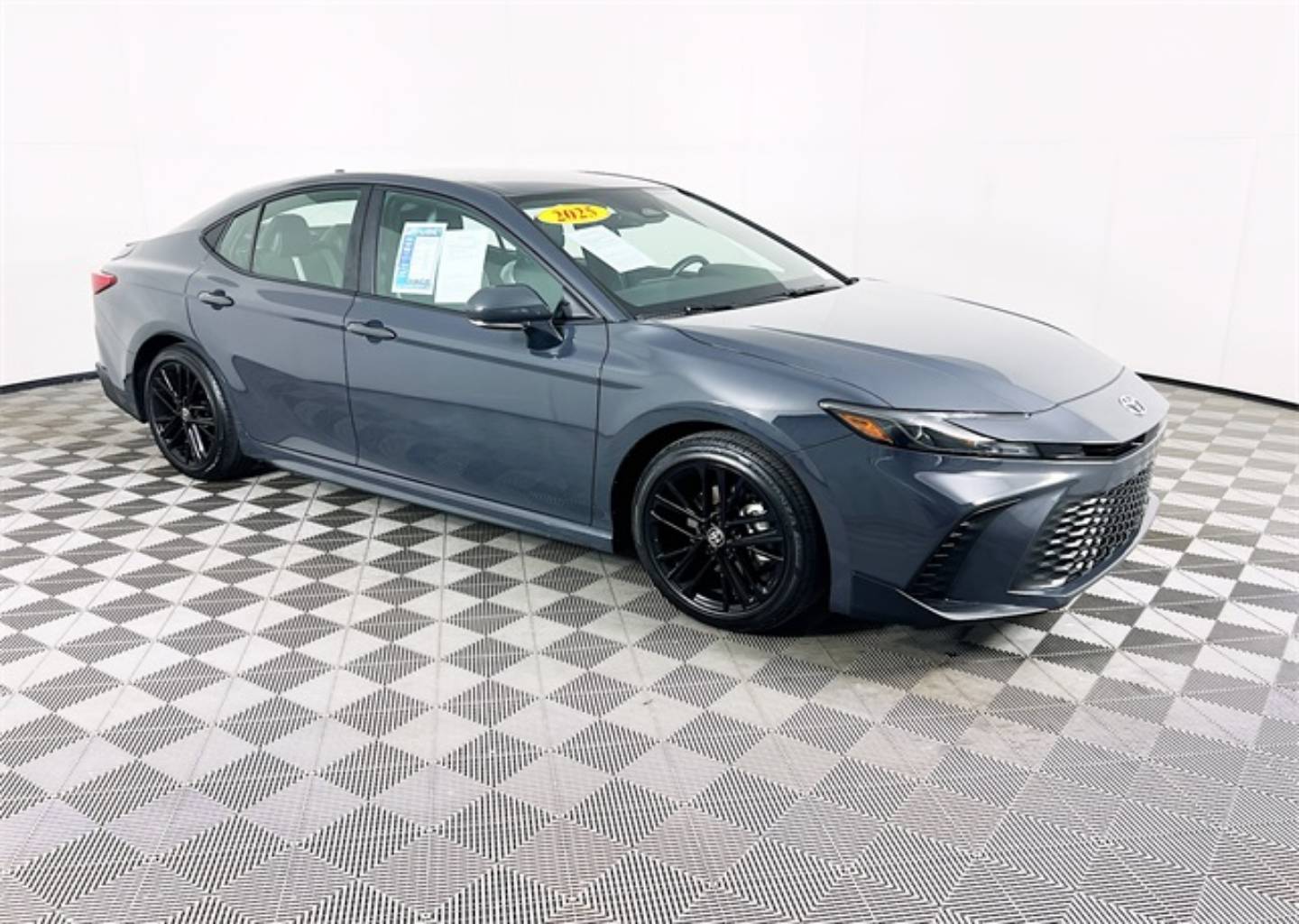 2025 Toyota Camry SE's photo