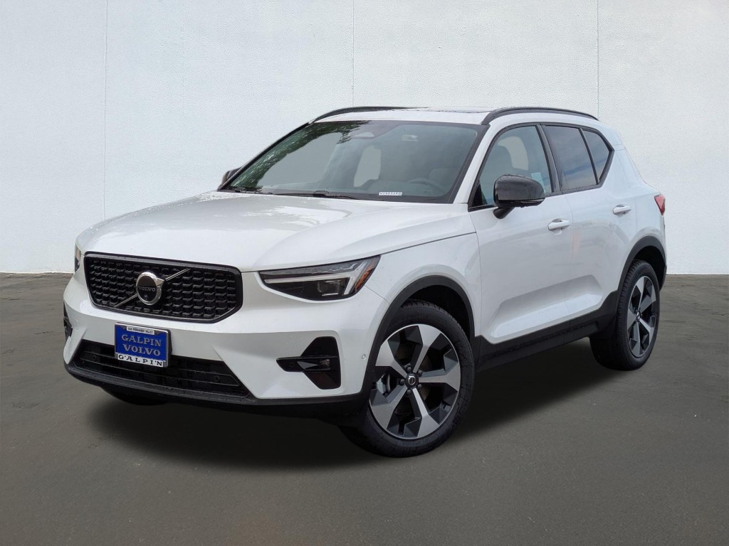 2026 Volvo XC40 B5 Plus Dark