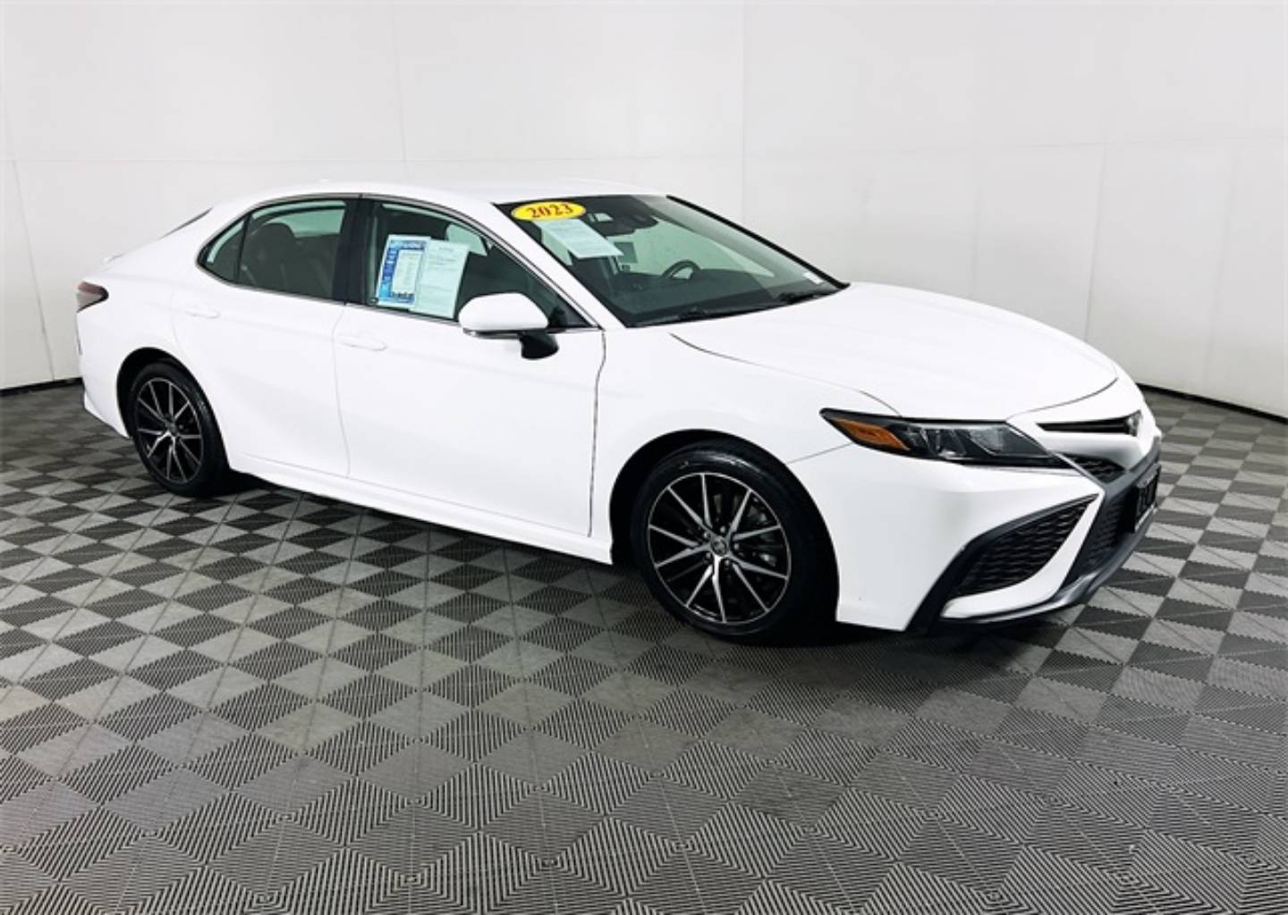 2023 Toyota Camry SE's photo