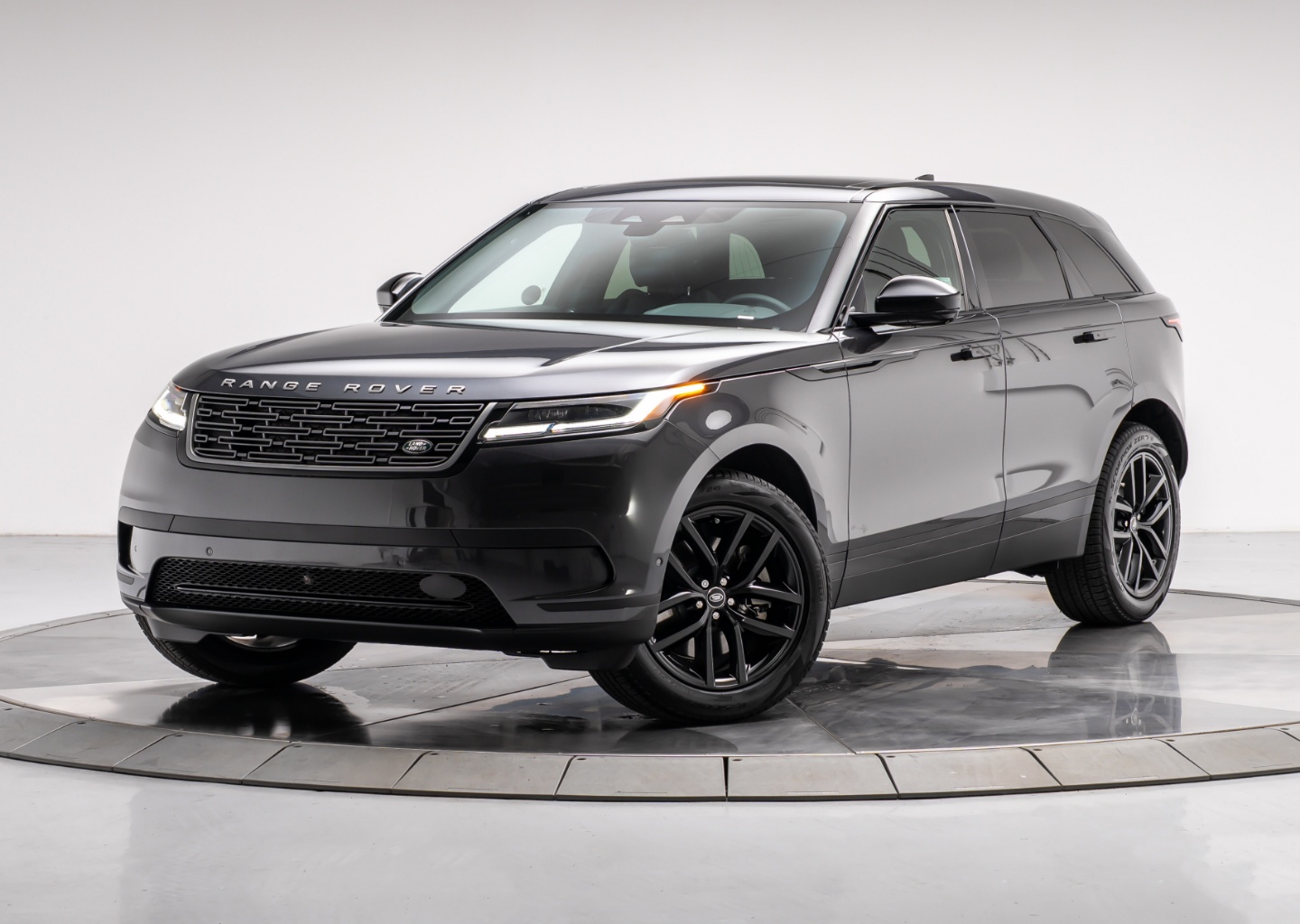 2026 Land Rover Range Rover Velar S's photo
