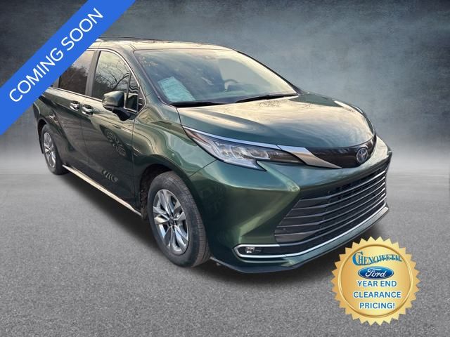 2025 Toyota Sienna Limited's photo
