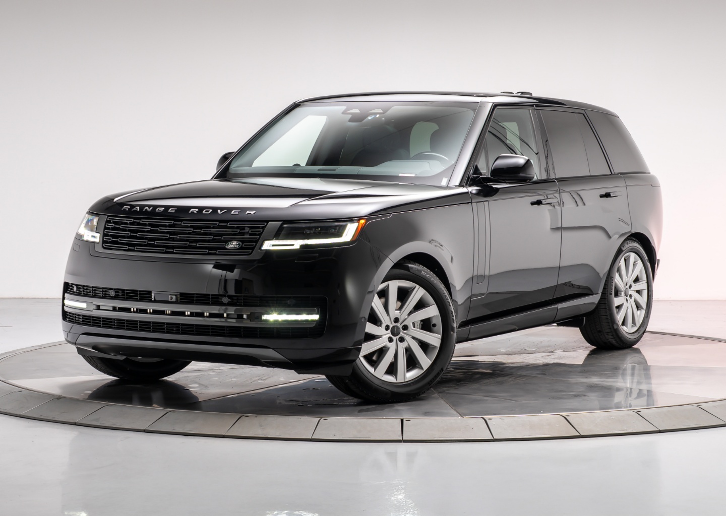2026 Land Rover Range Rover SE's photo