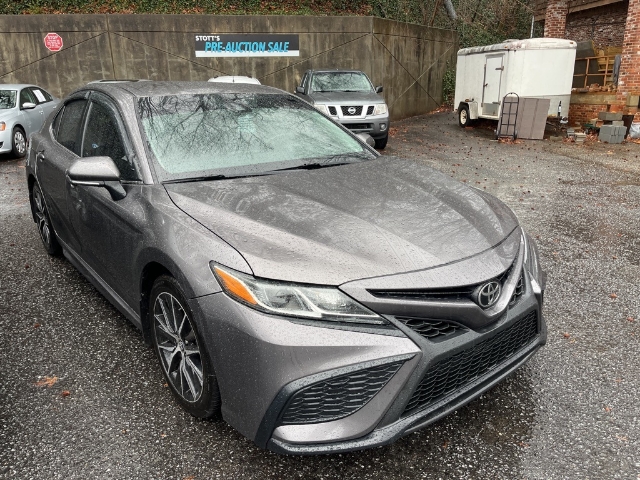 2022 Toyota Camry SE's photo