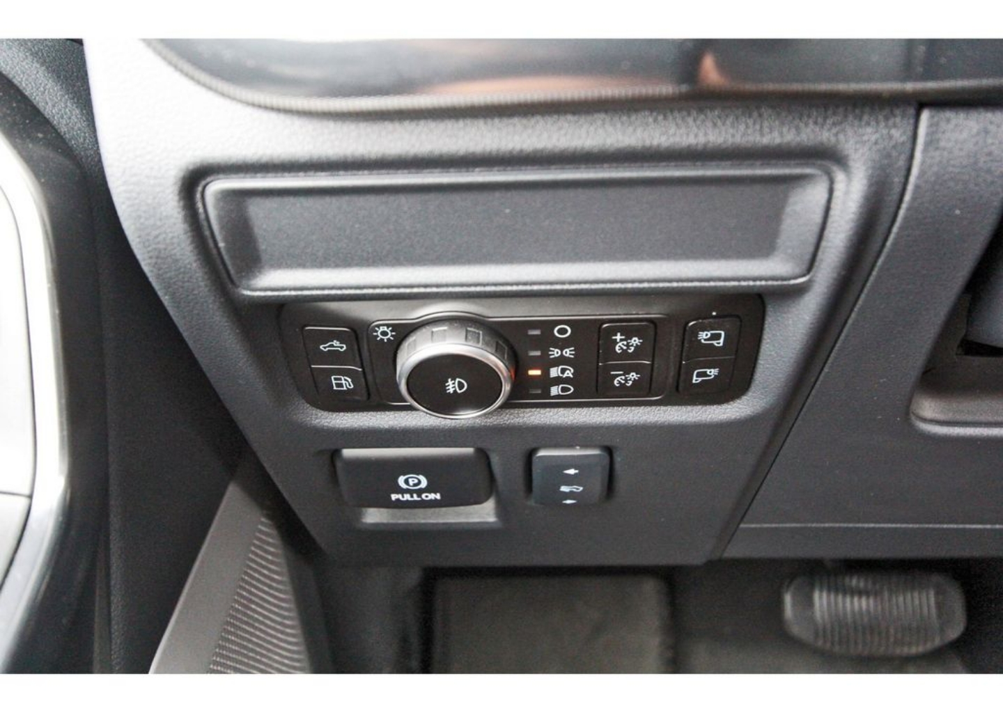 2025 Ford F-150 Platinum - Photo 13